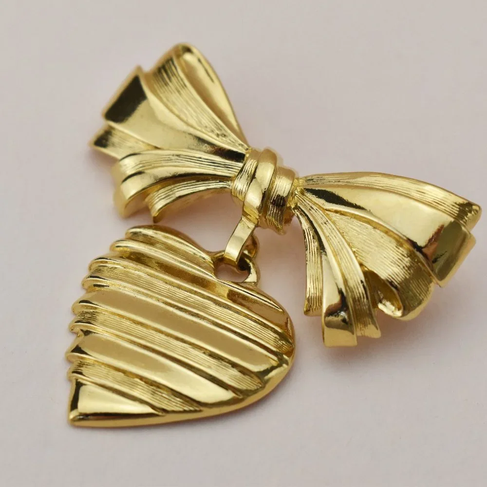 Small gold bow and heart brooch, elegant basic lapel pin